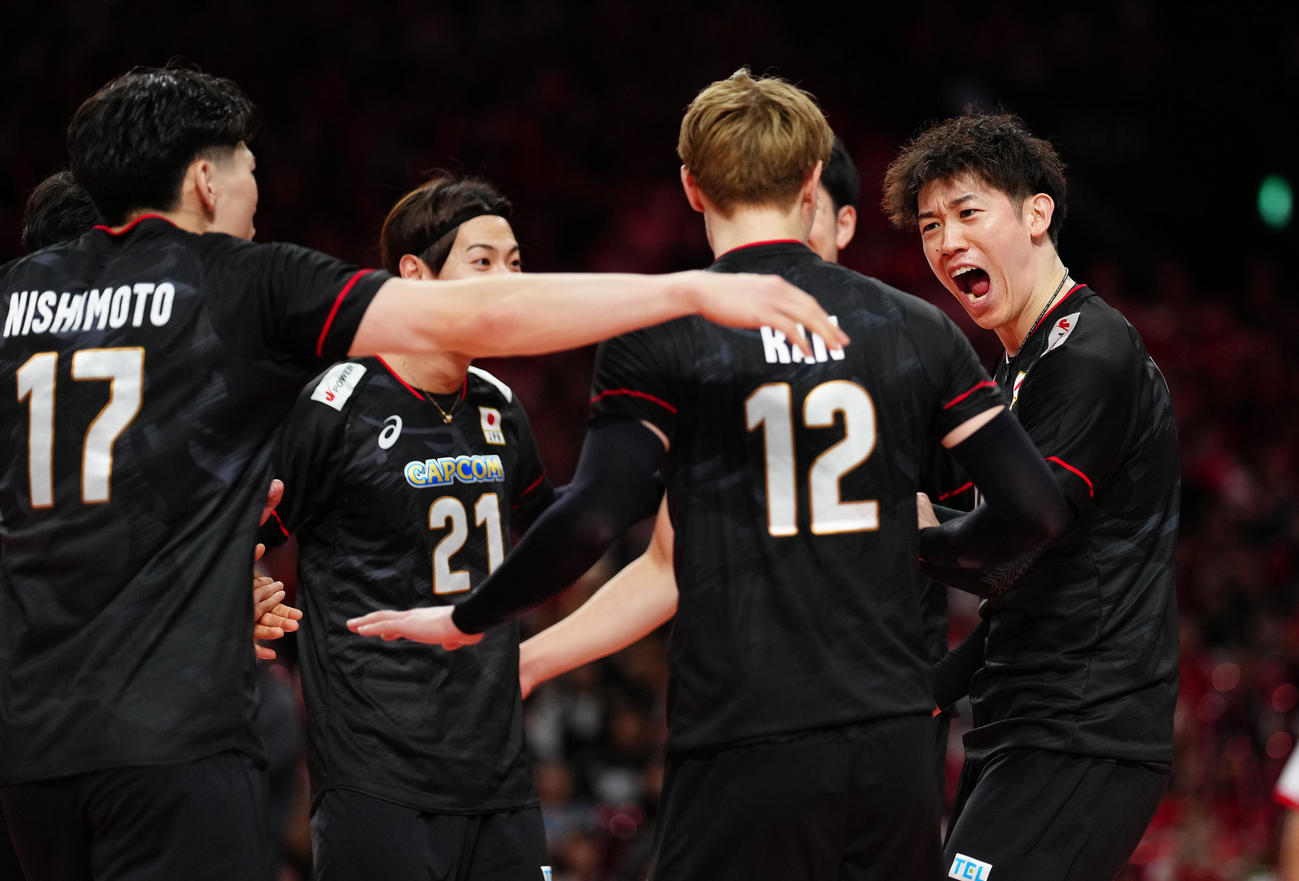 日本対イタリア　第3セット、ポイントを奪い、ほえる石川（右）（撮影・鈴木みどり）