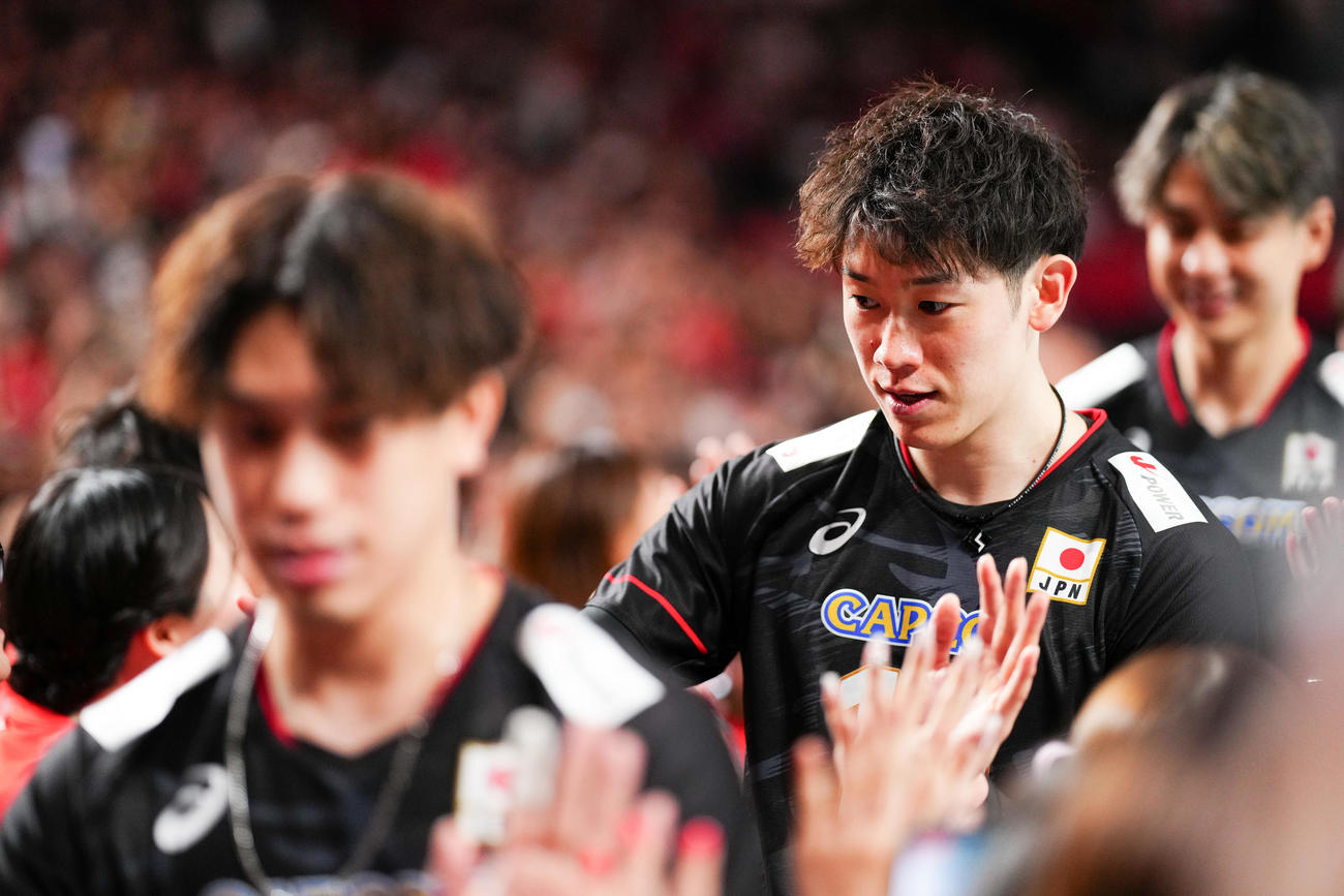 日本対イタリア　試合後、ファンとハイタッチする石川（撮影・鈴木みどり）