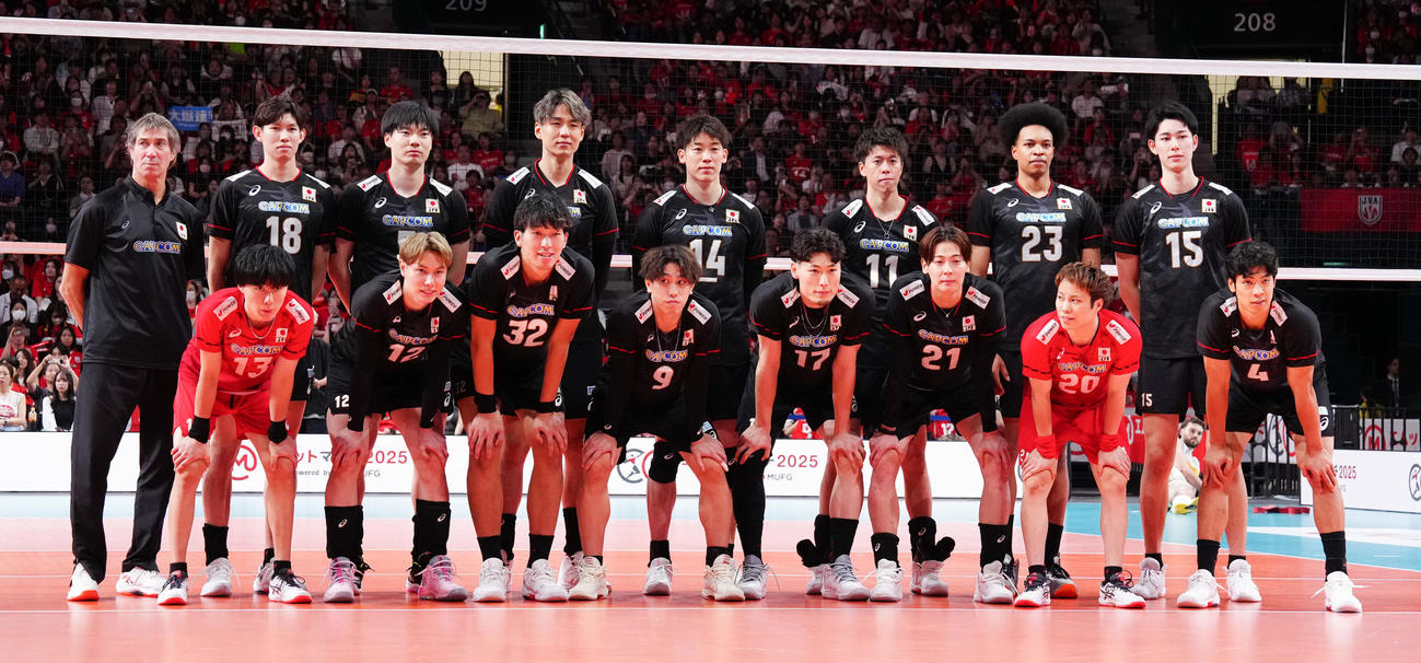 日本対イタリア　試合後、集合写真に納まる日本の選手たち（撮影・鈴木みどり）