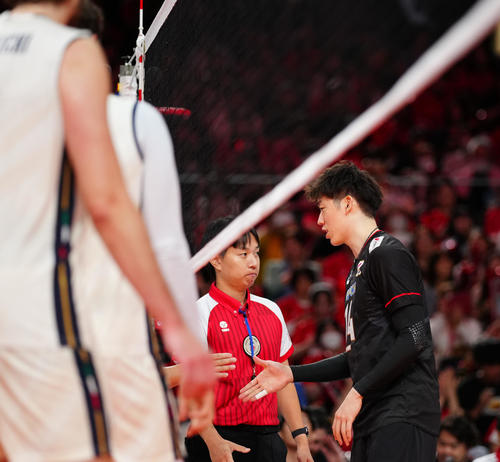 日本対イタリア　試合後、イタリアの選手と握手する石川（右）（撮影・鈴木みどり）