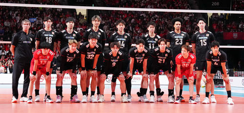 日本対イタリア　試合後、集合写真に納まる日本の選手たち（撮影・鈴木みどり）