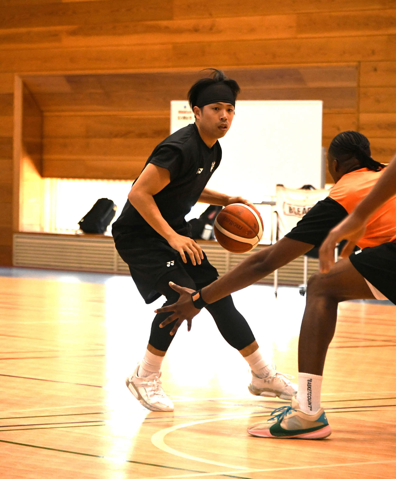 試合形式でドリブルを仕掛ける長谷川