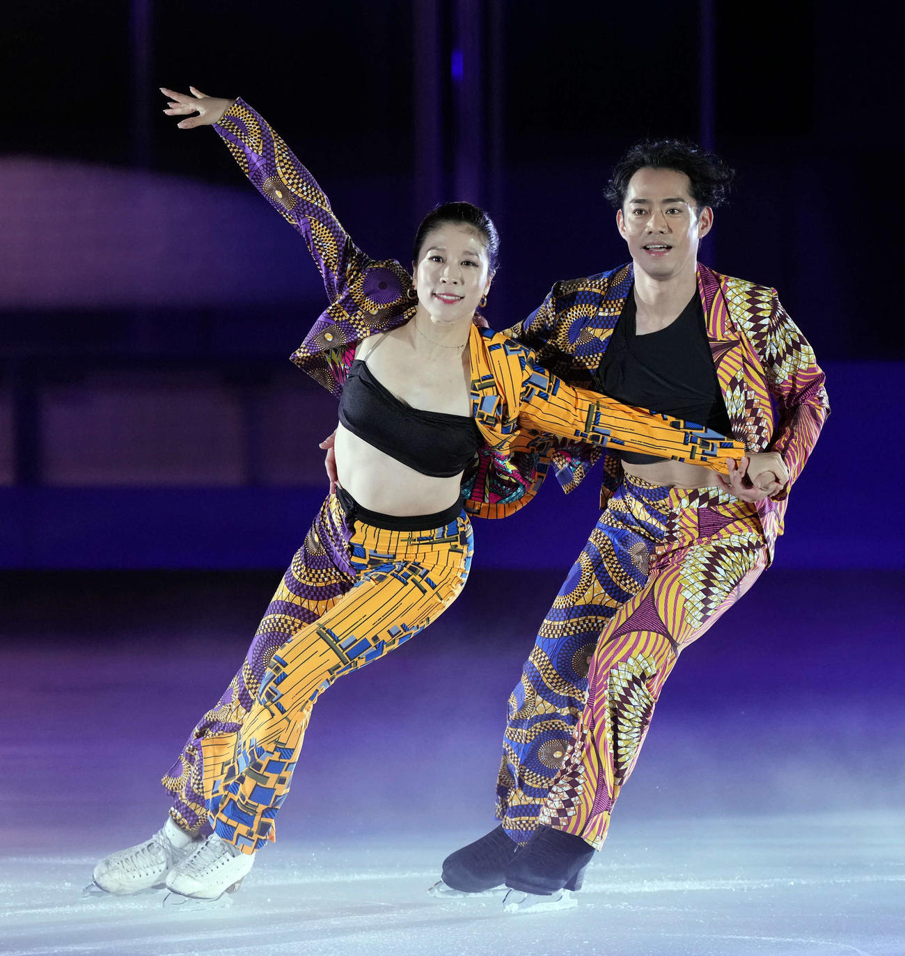 息の合った演技で観客を魅了する高橋大輔さん（右）と村元哉中さん（撮影・たえ見朱実）