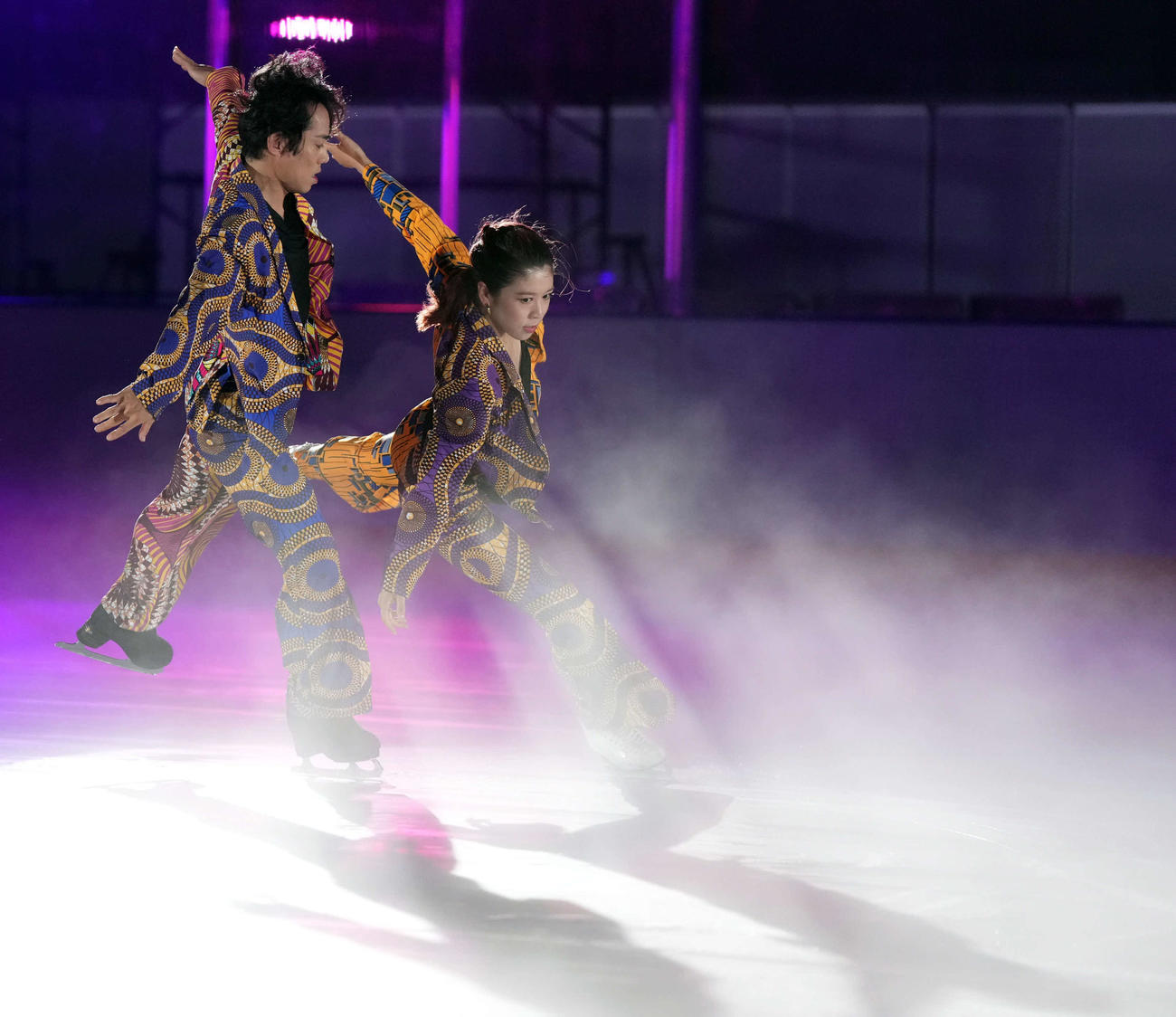「東京辰巳アイスアリーナ」の開業イベントで演技を披露する高橋大輔さん（左）と村元哉中さん（撮影・たえ見朱実）