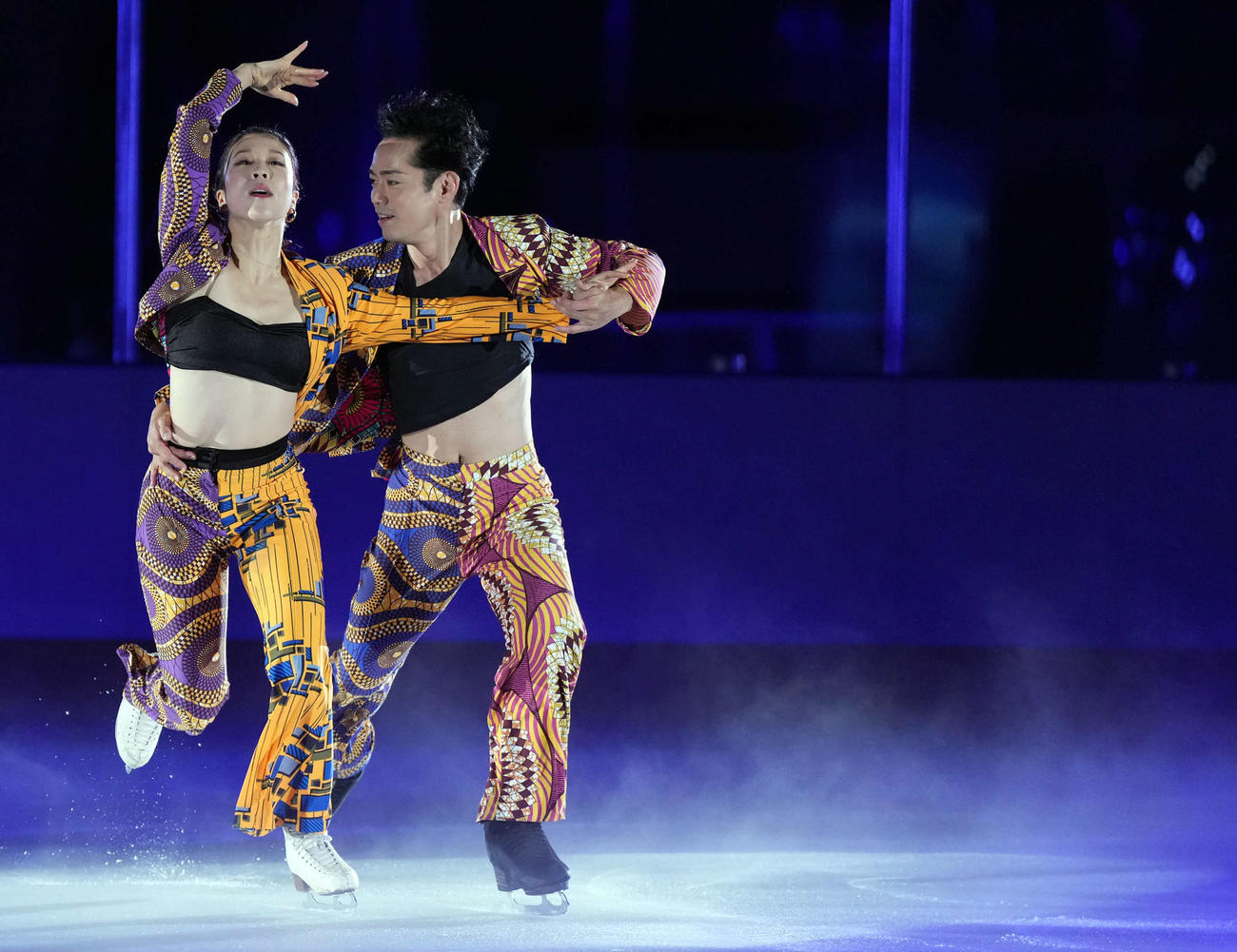 息の合った演技で観客を魅了する高橋大輔さん（右）と村元哉中さん（撮影・たえ見朱実）