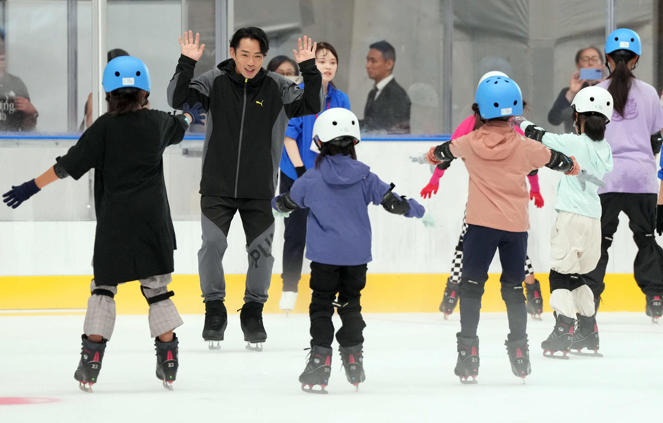 スケート体験がで参加者たちに笑顔で指導をする高橋大輔さん（撮影・たえ見朱実）