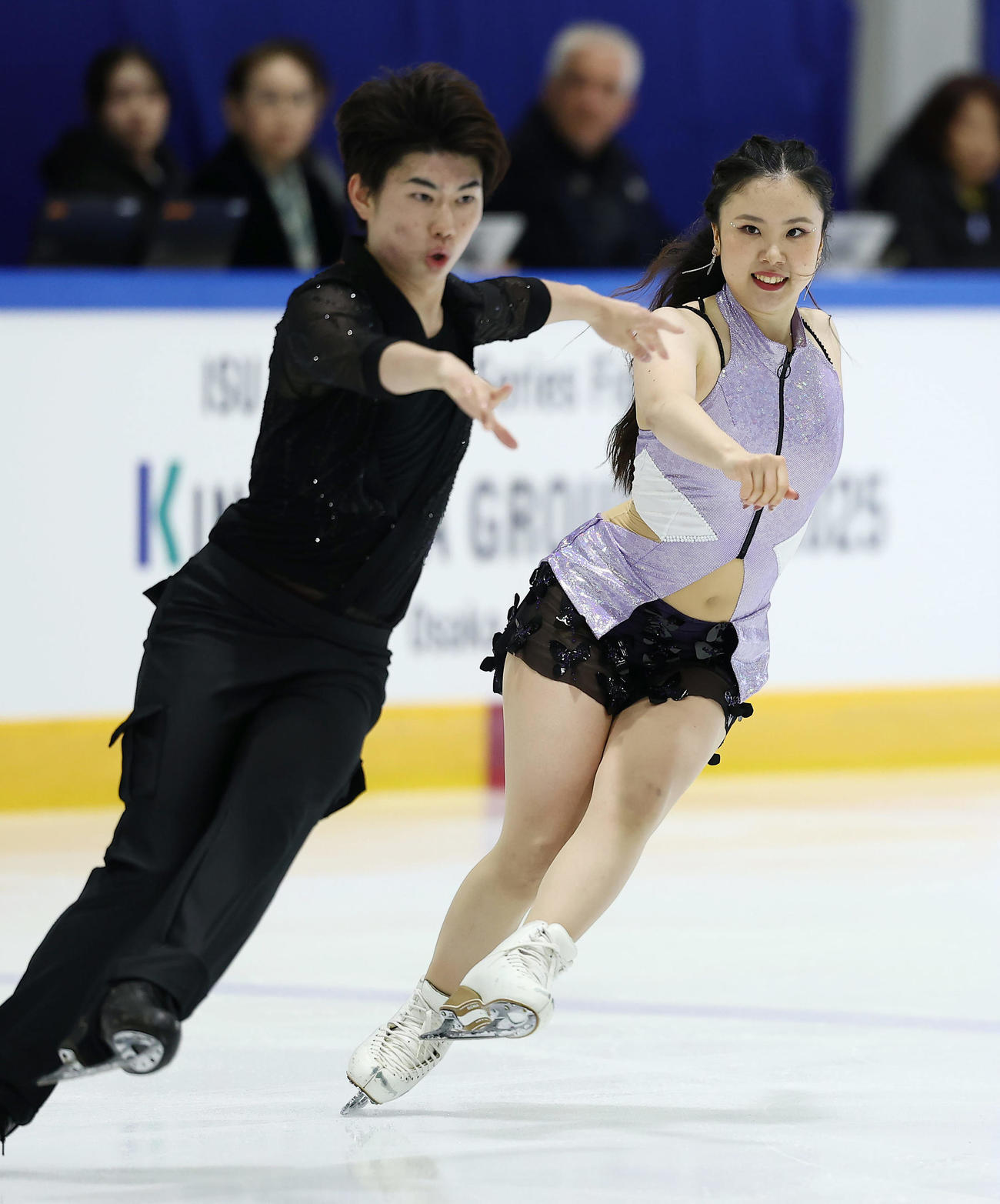 リズムダンスで演技する吉田（右）、森田組（撮影・前田充）