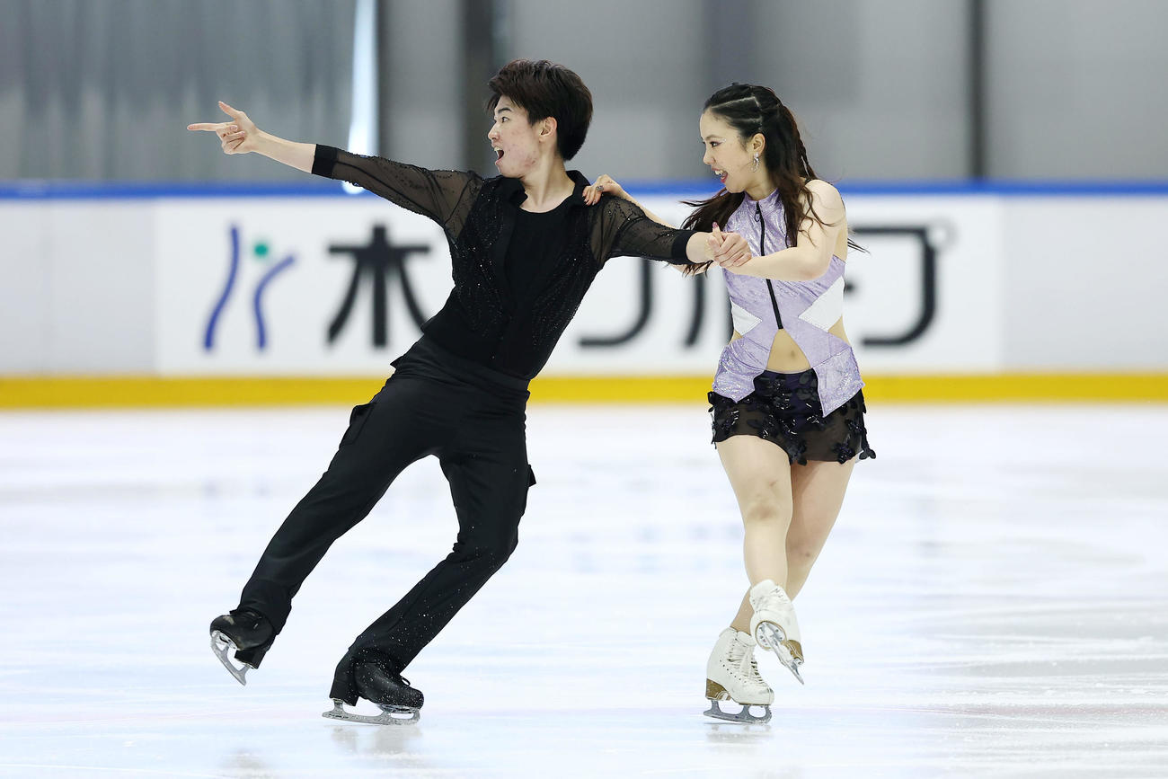 リズムダンスで演技する吉田（右）、森田組（撮影・前田充）