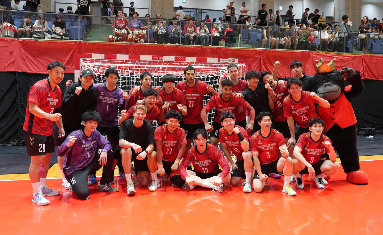 ブレイヴキングス刈谷対ジークスター東京　ジークスター東京に勝利し、記念撮影に臨むブレイヴキングス刈谷（撮影・足立雅史）