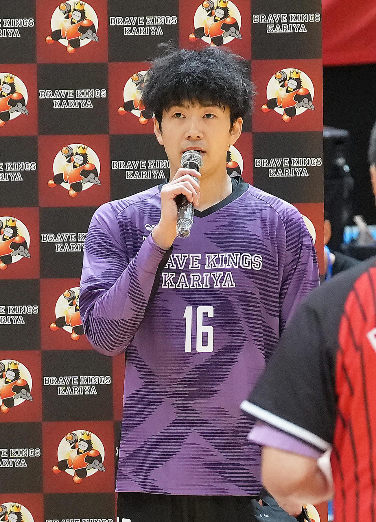 ブレイヴキングス刈谷対ジークスター東京　再三の好セーブを披露し、ヒーローインタビューを受けるブレイヴキングス刈谷のGK岡本（撮影・足立雅史）