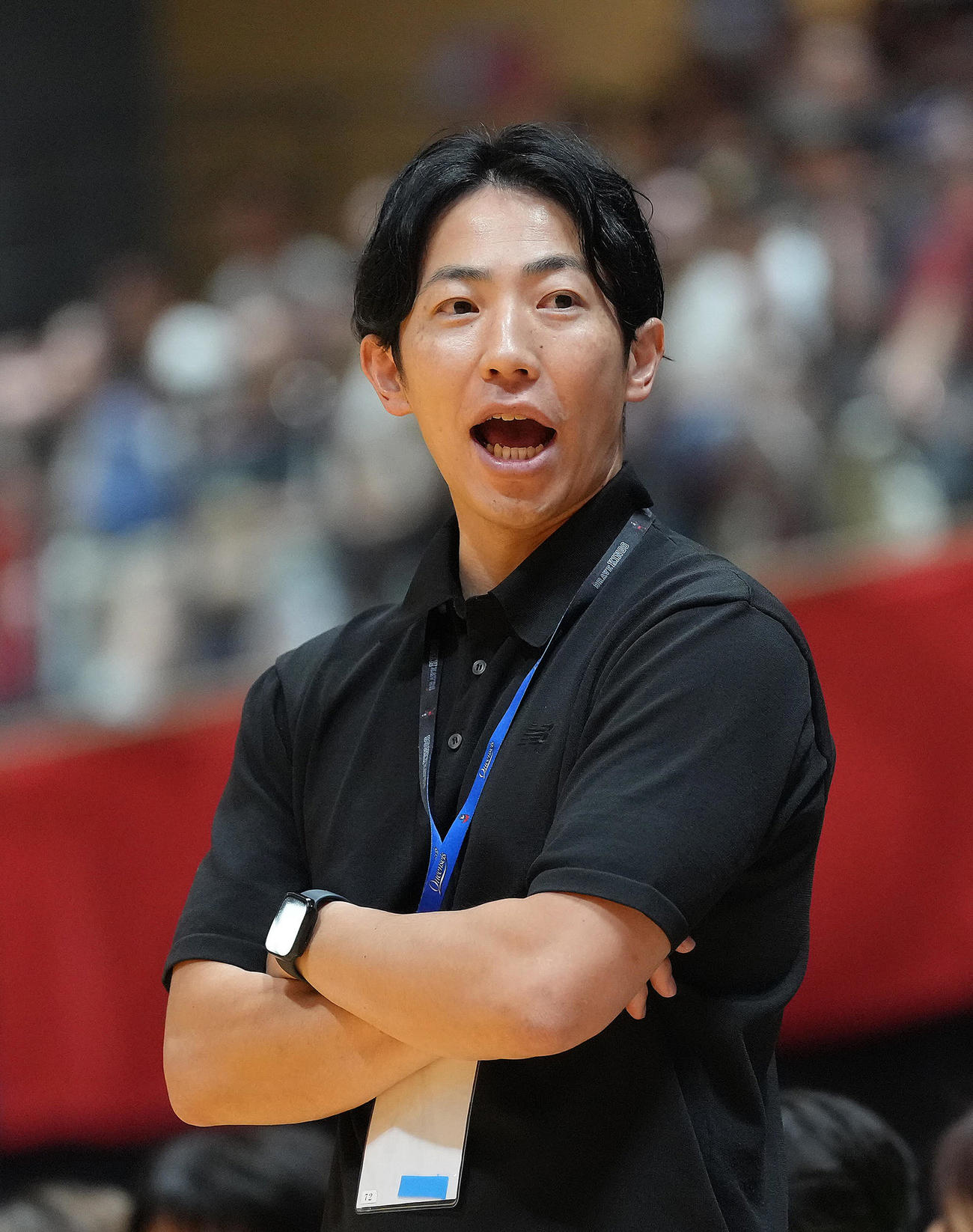 ブレイヴキングス刈谷対ジークスター東京　ベンチから指示を出すジークスター東京の佐藤監督（撮影・足立雅史）