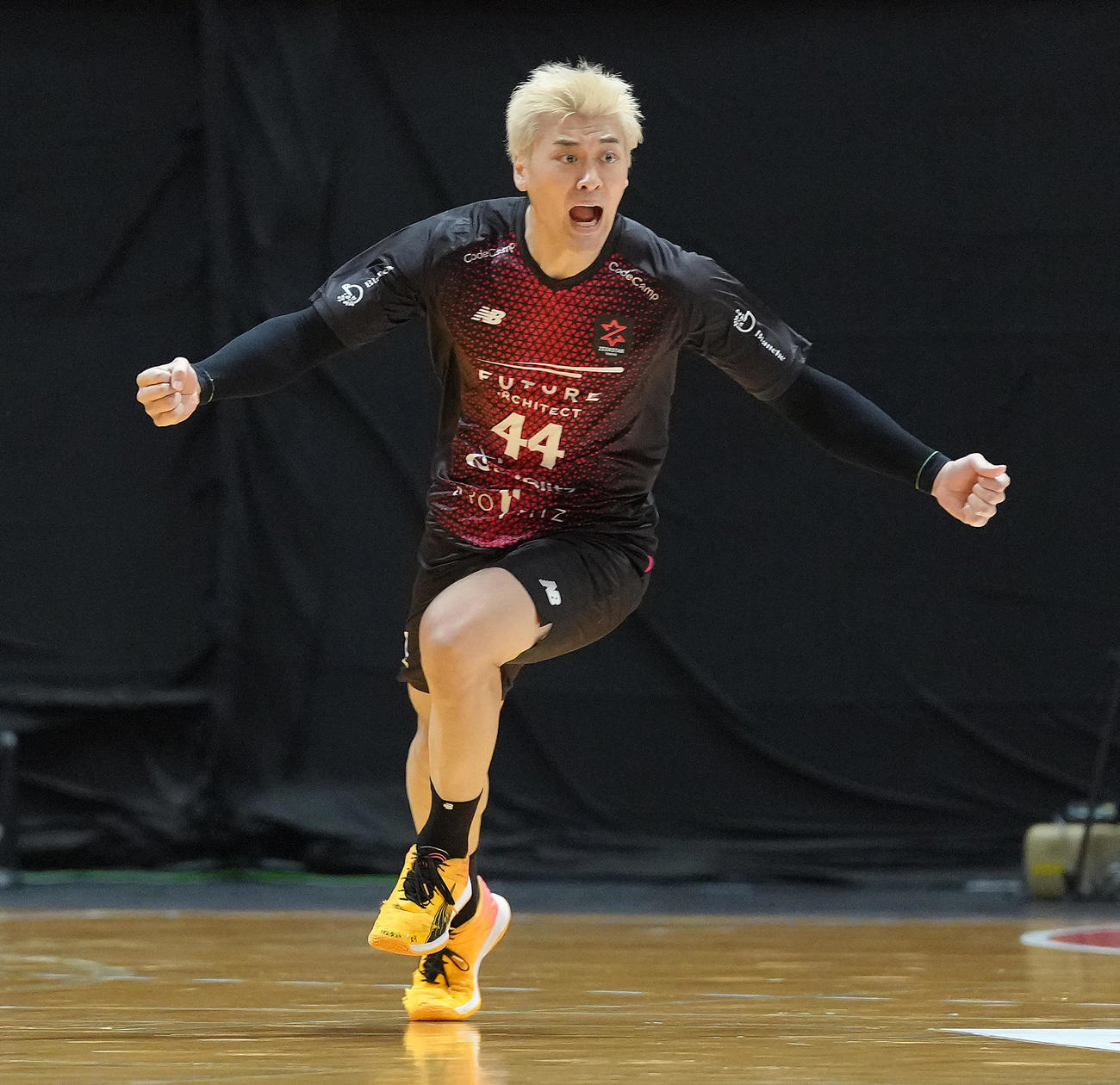 ブレイヴキングス刈谷対ジークスター東京　前半、ゴールを決め喜ぶ蔦谷（撮影・足立雅史）