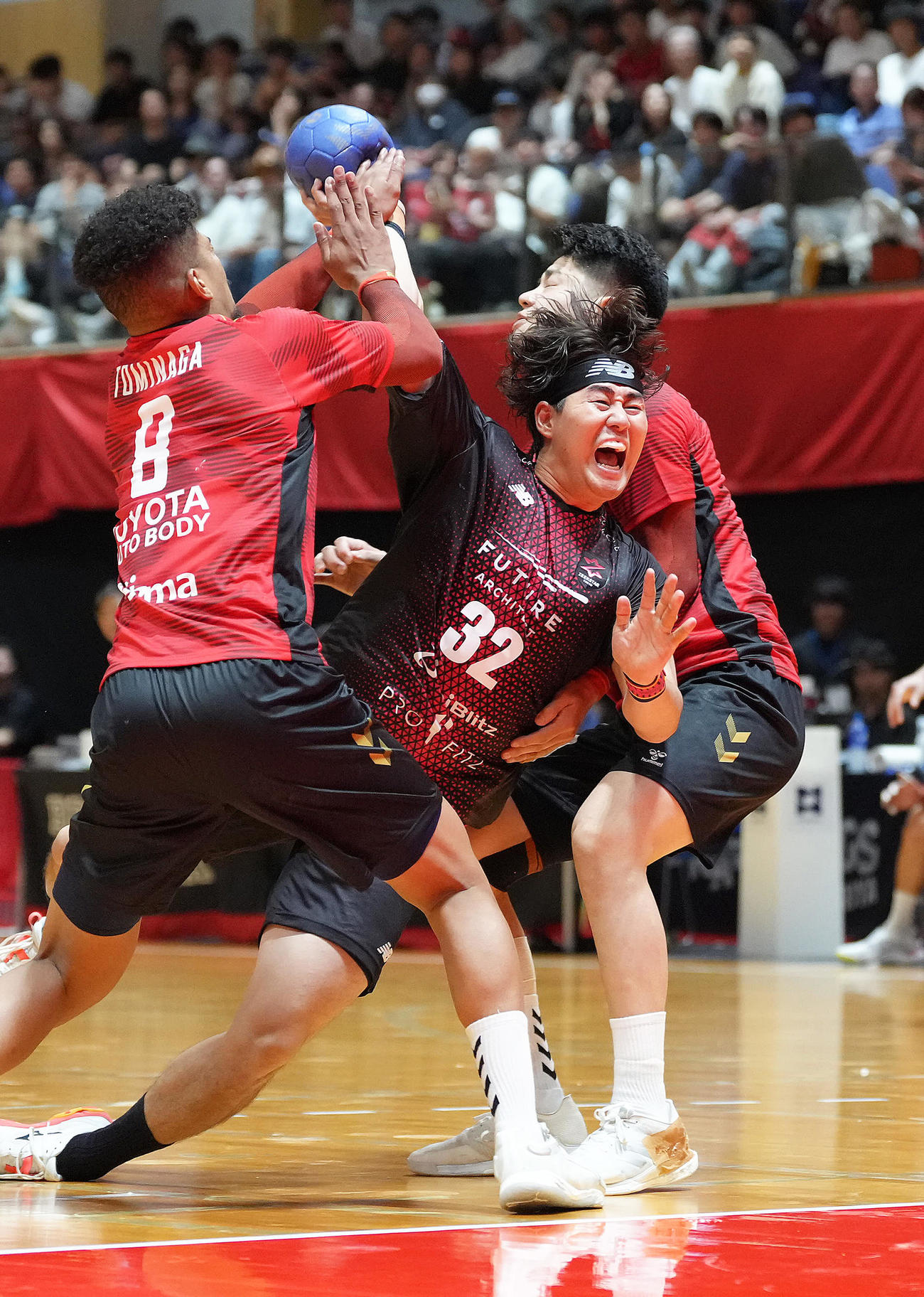 ハンドボール・リーグH　ブレイヴキングス刈谷対ジークスター東京　後半、激しい守備にあうジークスター東京の橋本（中央）（撮影・足立雅史）