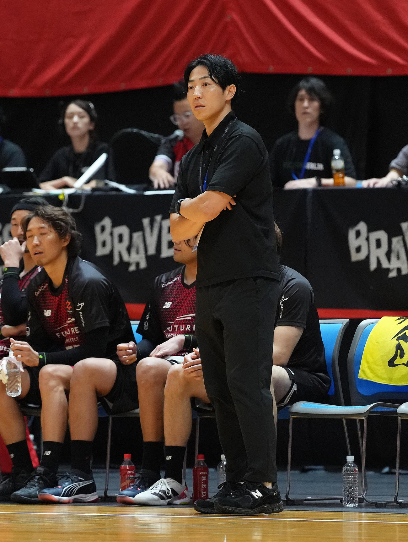 ブレイヴキングス刈谷対ジークスター東京　戦況を見つめるジークスター東京の佐藤監督（撮影・足立雅史）