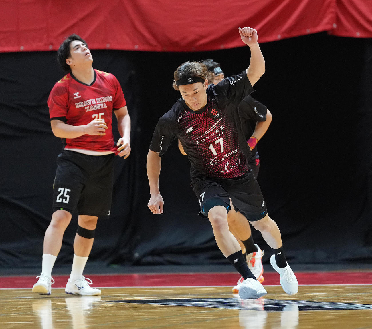 ブレイヴキングス刈谷対ジークスター東京　前半、ゴールを決め喜ぶジークスター東京の泉本（右）（撮影・足立雅史）