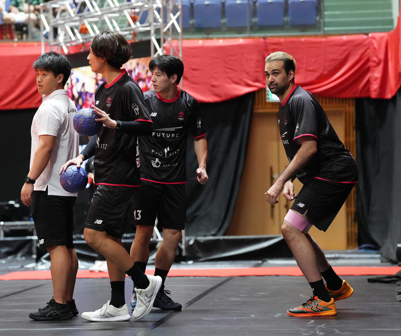 ブレイヴキングス刈谷対ジークスター東京　試合前、別メニューで調整するジークスター東京の玉川（右端）（撮影・足立雅史）