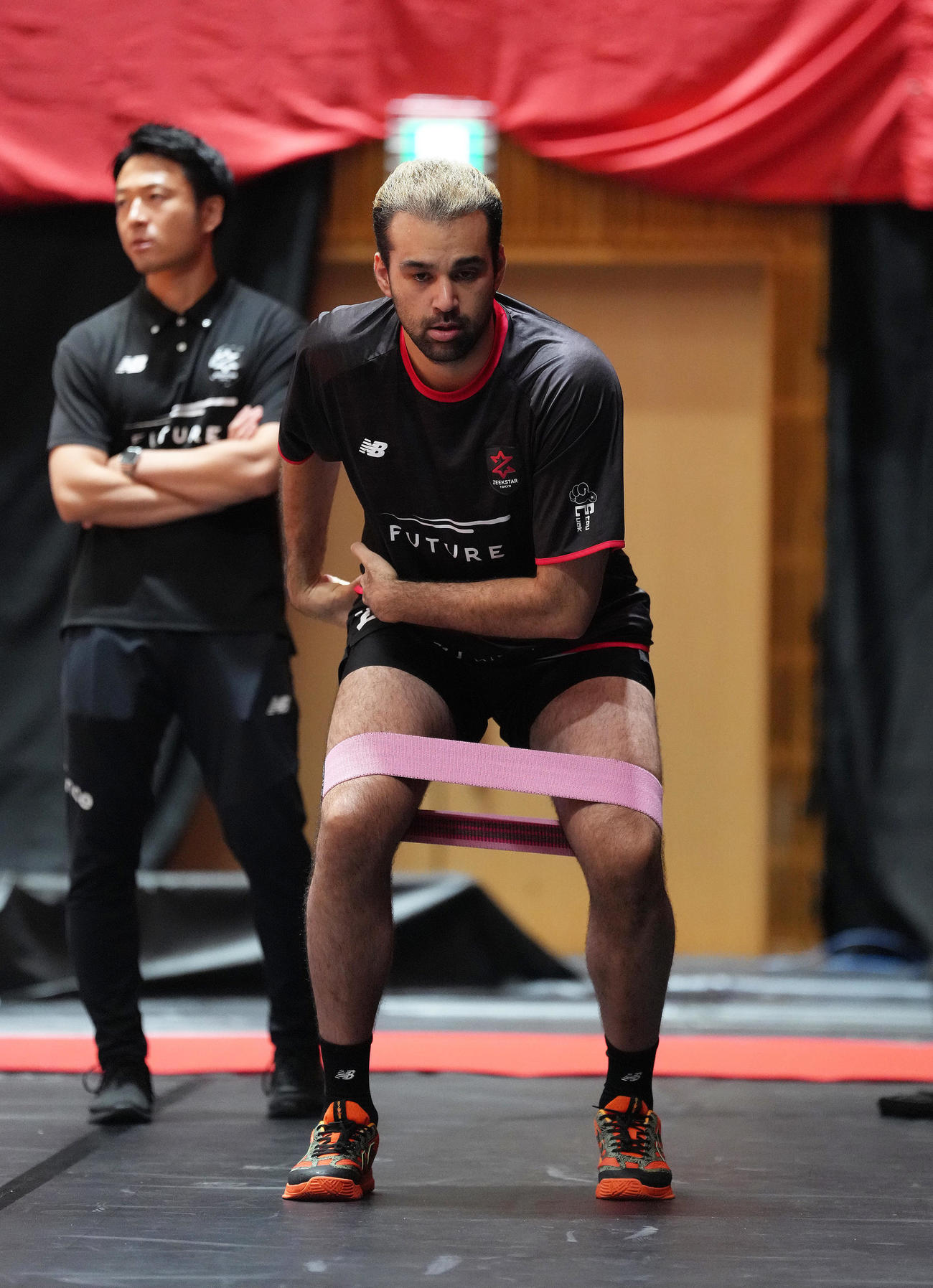 ブレイヴキングス刈谷対ジークスター東京　試合前、別メニューで調整するジークスター東京の玉川（右）（撮影・足立雅史）