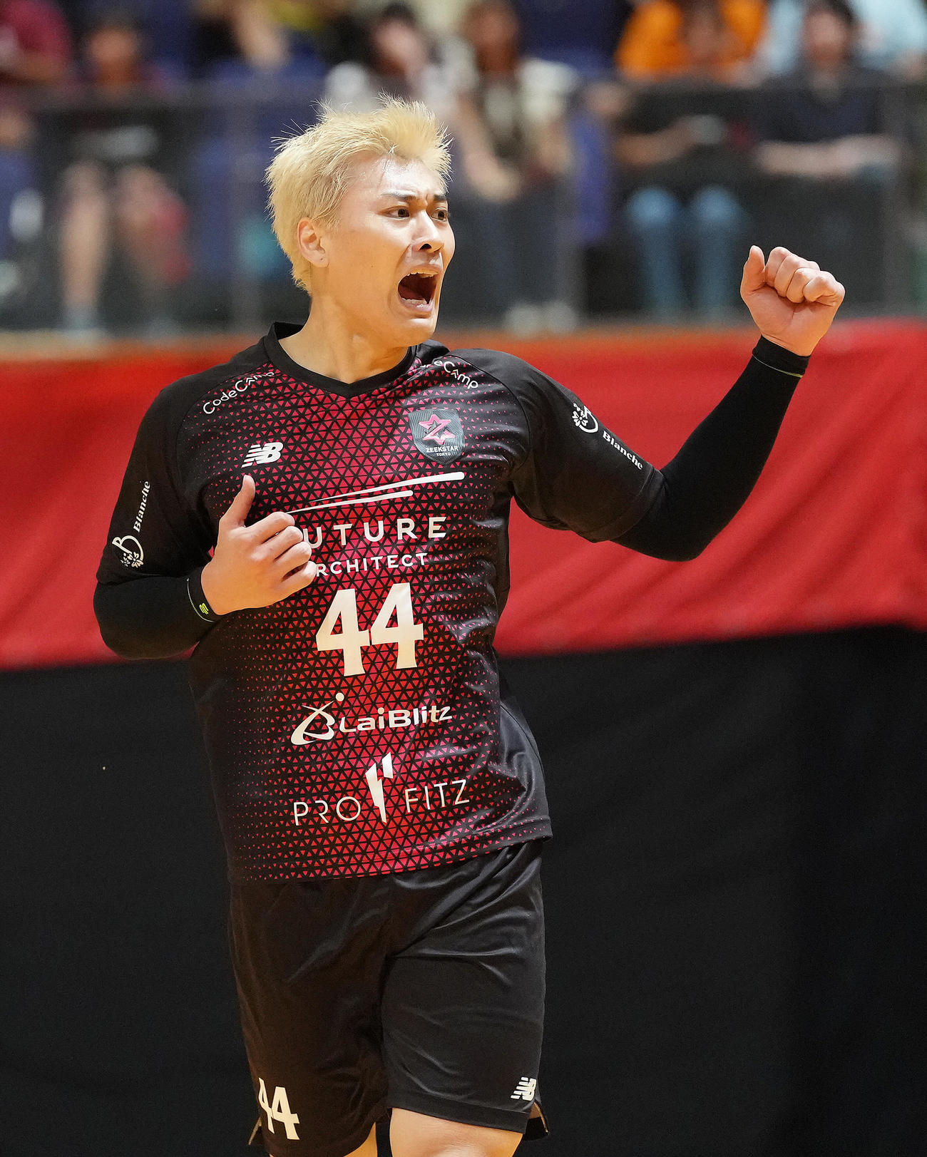 ブレイヴキングス刈谷対ジークスター東京　前半、ゴールを決めガッツポーズする蔦谷（撮影・足立雅史）