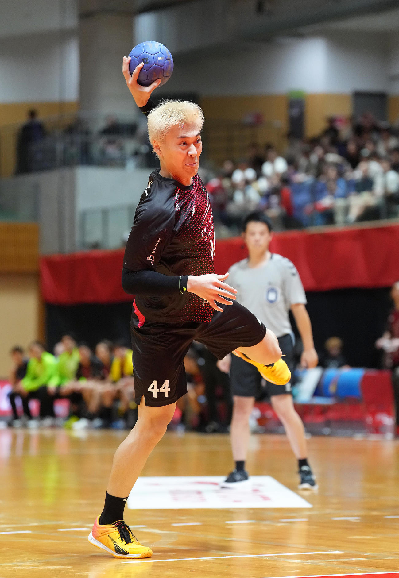 ブレイヴキングス刈谷対ジークスター東京　後半、7メートルスローを決めるジークスター東京の蔦谷（撮影・足立雅史）