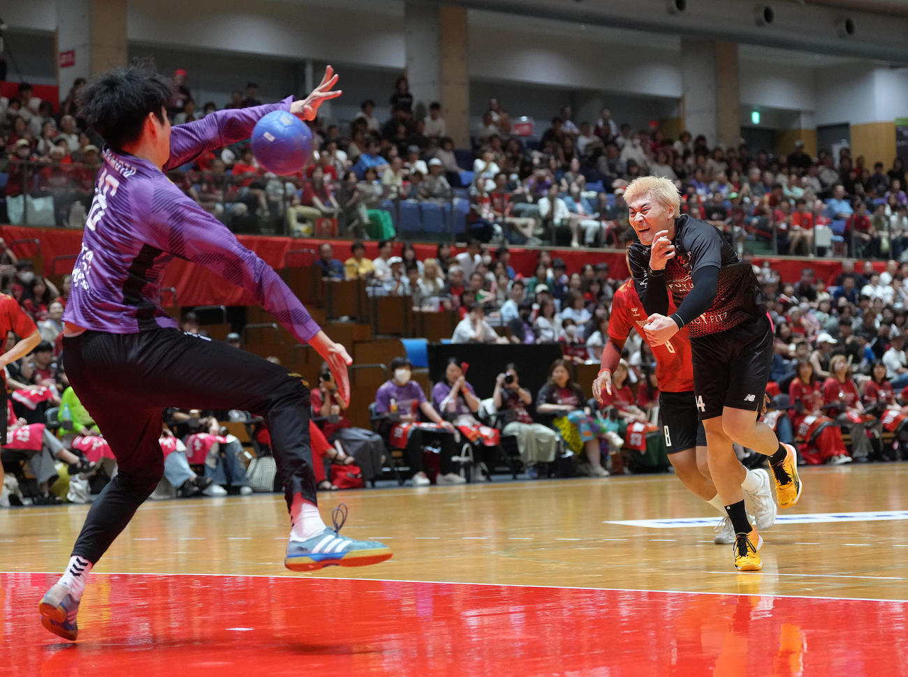ブレイヴキングス刈谷対ジークスター東京　後半、7メートルスローを決めるジークスター東京の蔦谷（右）（撮影・足立雅史）