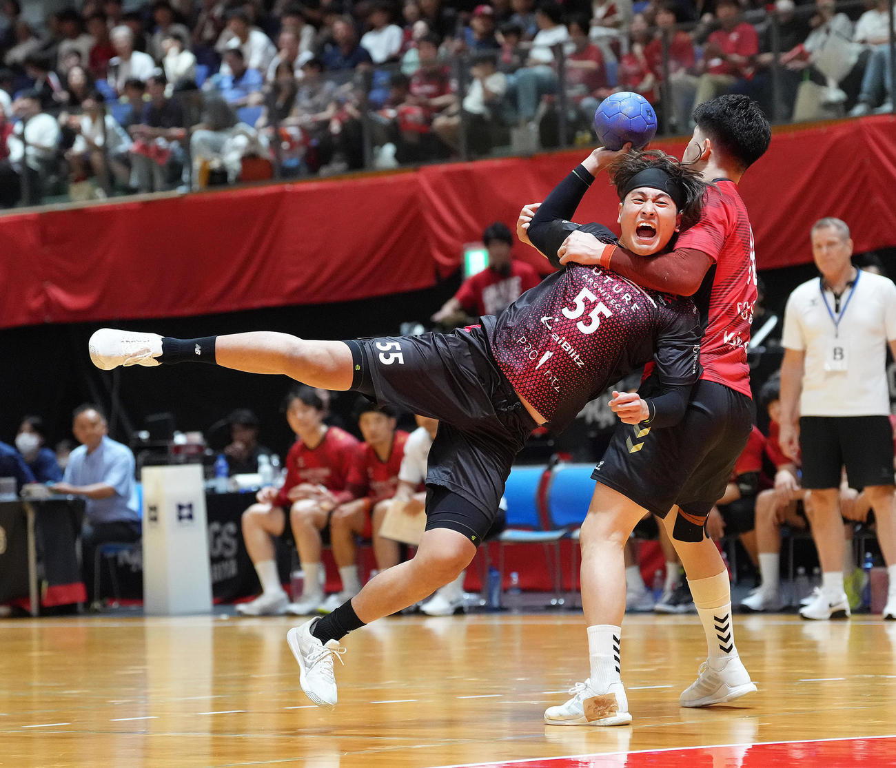 ブレイヴキングス刈谷対ジークスター東京　後半、守備に苦しみながら攻め込むジークスター東京の伊禮（撮影・足立雅史）