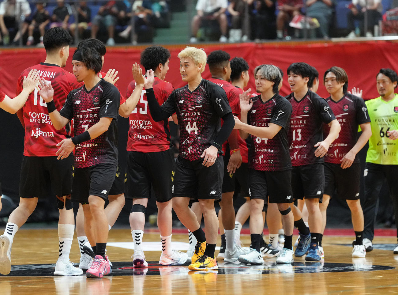 ブレイヴキングス刈谷対ジークスター東京　互いの健闘をたたえタッチを交わすジークスター東京の蔦谷（中央）ら（撮影・足立雅史）