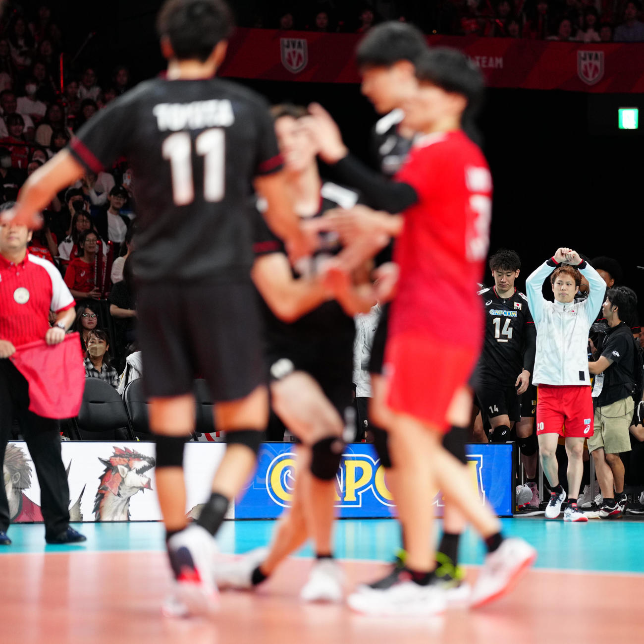 日本対イタリア　イタリアにフルセットの末敗れ、うつむく石川（右から2人目）（撮影・鈴木みどり）