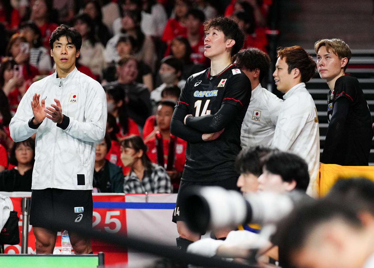 日本対イタリア　第4セット、ベンチから試合を見る石川（中央）と高橋（右）（撮影・鈴木みどり）