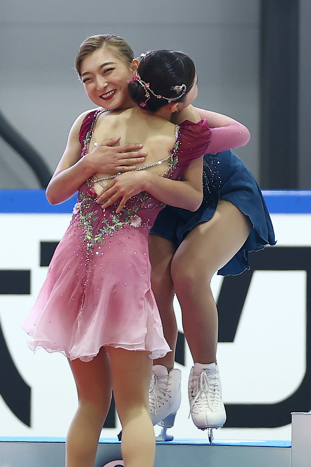 優勝した千葉（手前）と抱き合う2位の坂本（撮影・前田充）