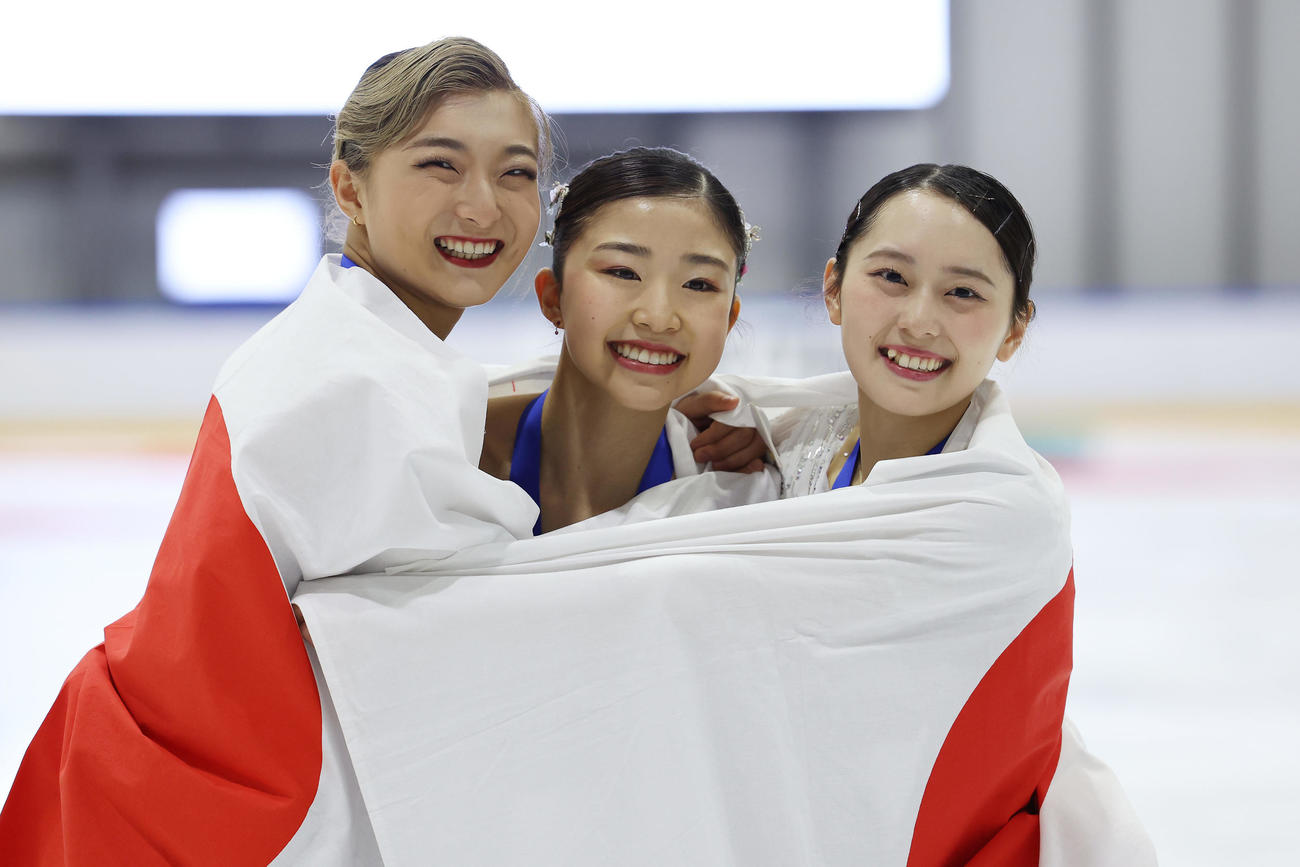 笑顔で写真に納まる、左から2位の坂本、優勝の千葉、3位の三宅（撮影・前田充）