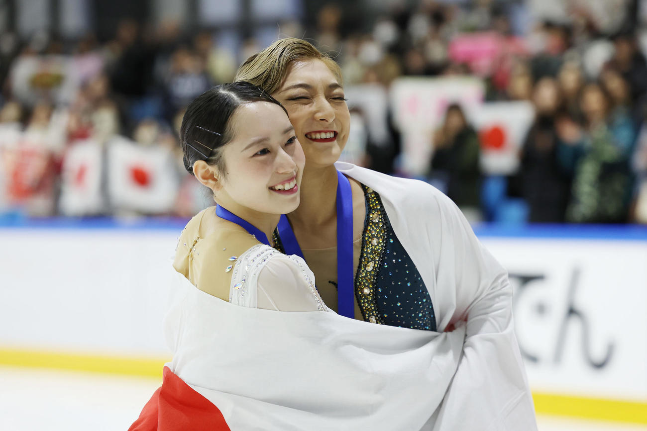 笑顔で抱き合う3位の三宅（左）と2位の坂本（撮影・前田充）