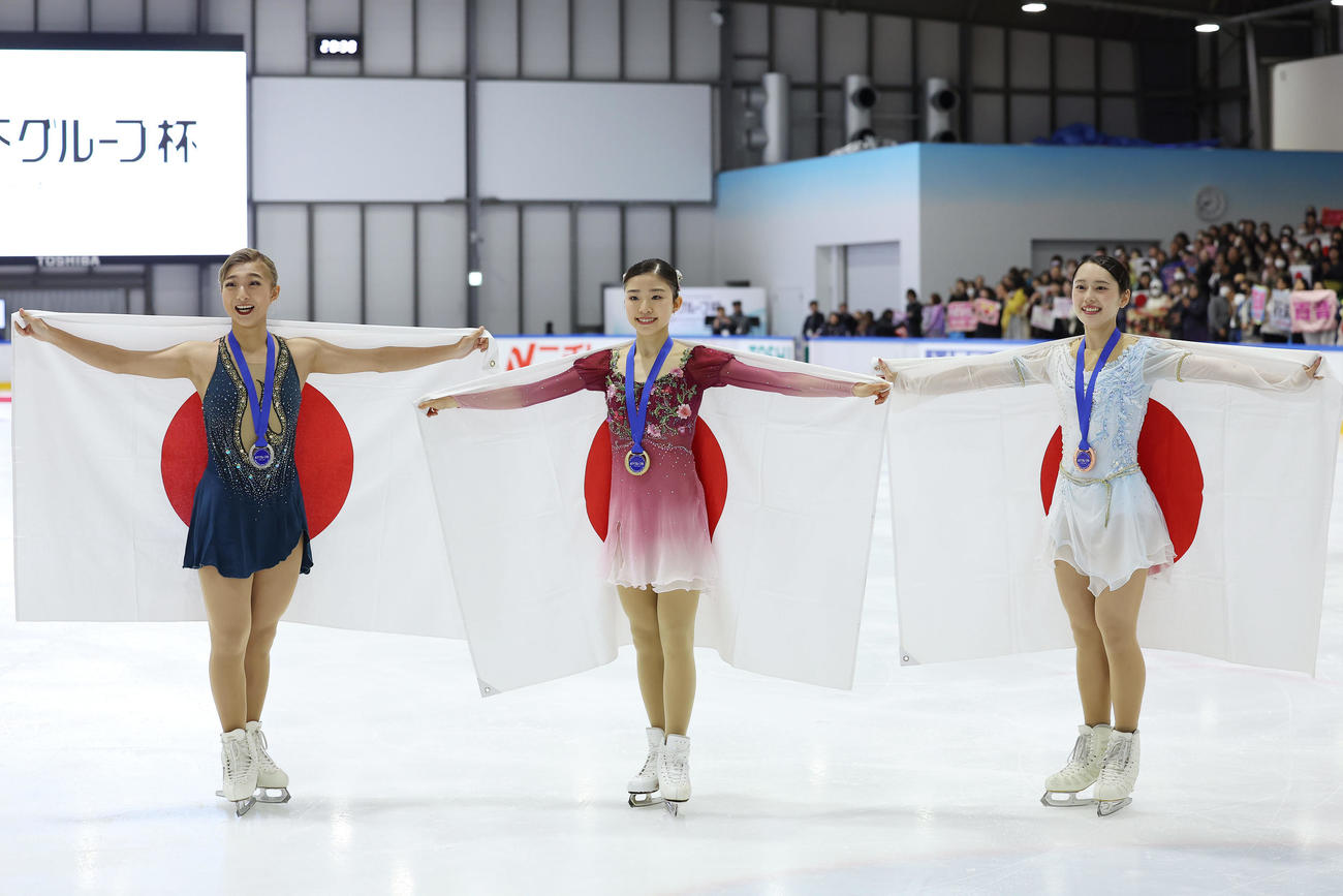 笑顔で写真に納まる、左から2位の坂本、優勝の千葉、3位の三宅（撮影・前田充）