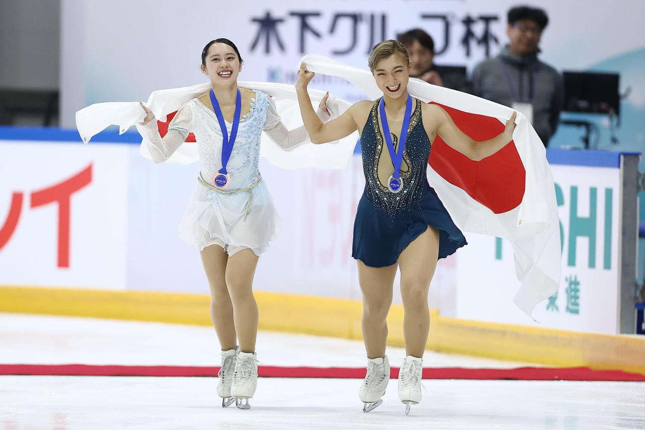 日の丸を手に笑顔を見せる3位の三宅（左）と2位の坂本（撮影・前田充）