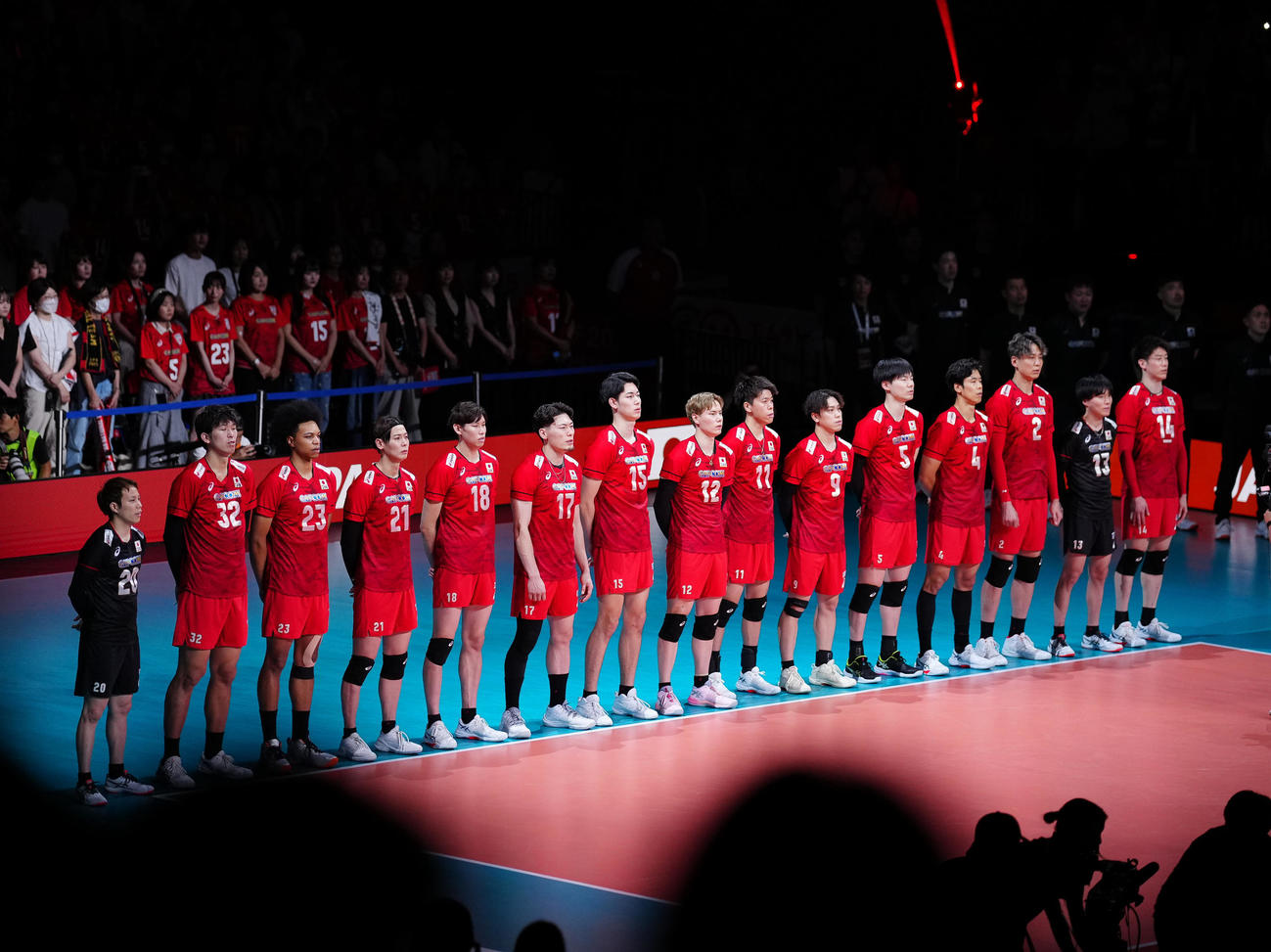 日本対イタリア　君が代を斉唱する日本の選手たち（撮影・鈴木みどり）