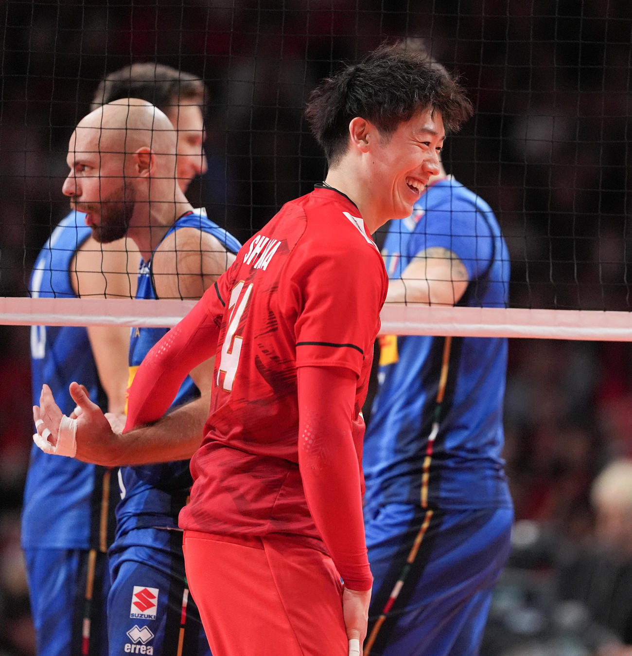 日本対イタリア　第4セット、ポイントを奪った後、イタリアの選手と話す石川（撮影・鈴木みどり）