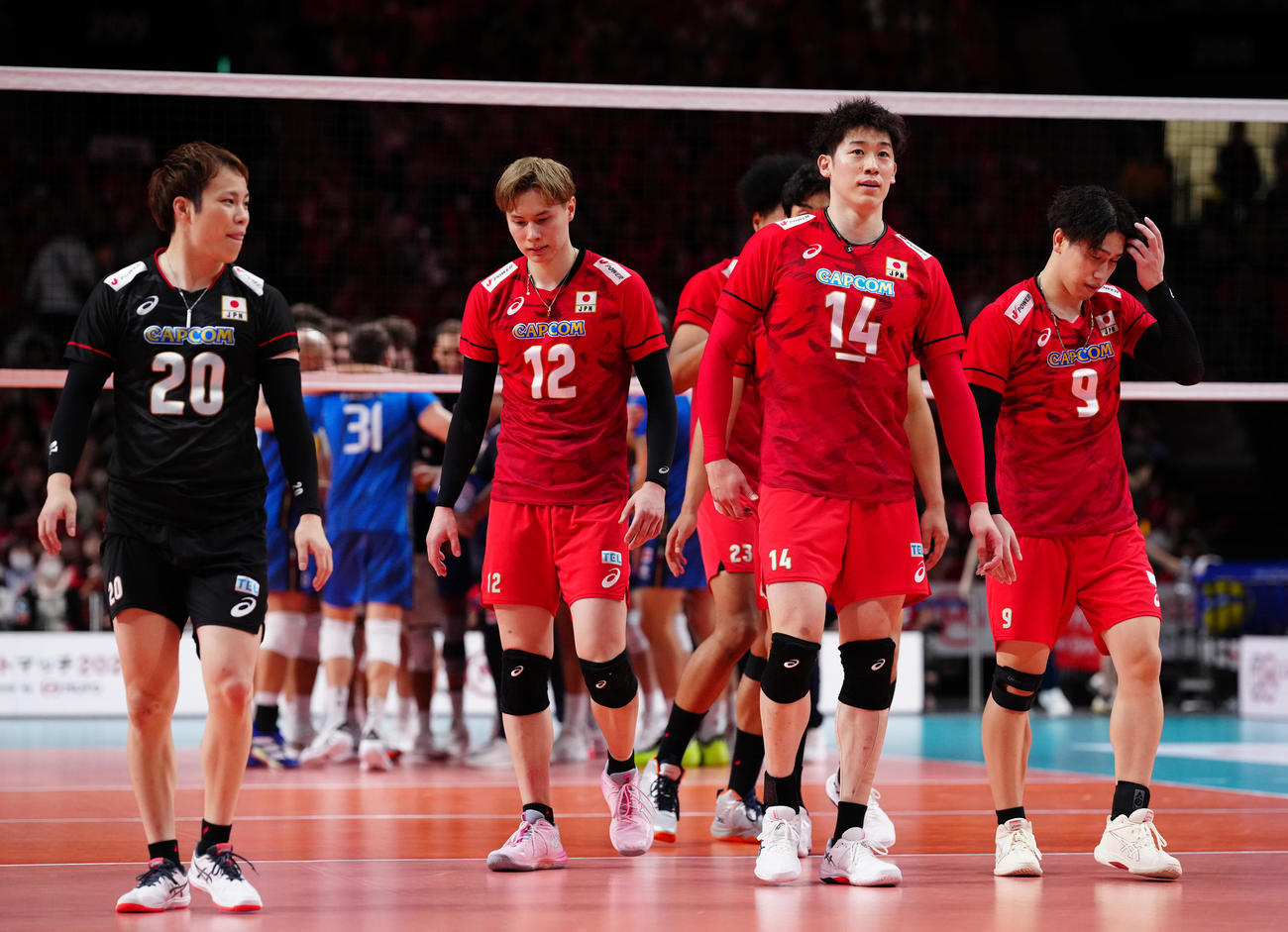 日本対イタリア　イタリアに敗れ、浮かない表情の石川（右から2人目）ら日本の選手たち（撮影・鈴木みどり）