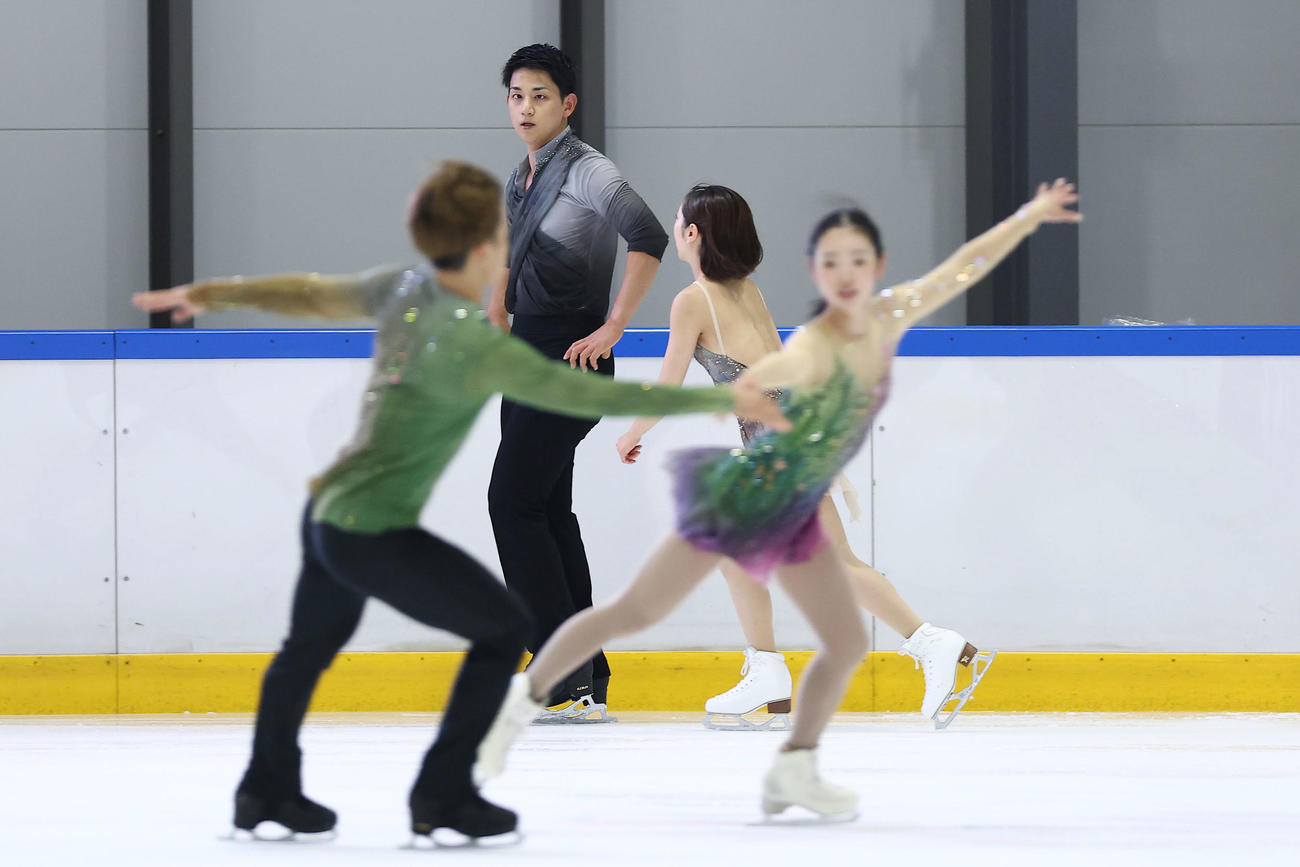 ペアフリーに向け練習に臨む三浦、木原組と長岡、森口組（手前）（撮影・前田充）