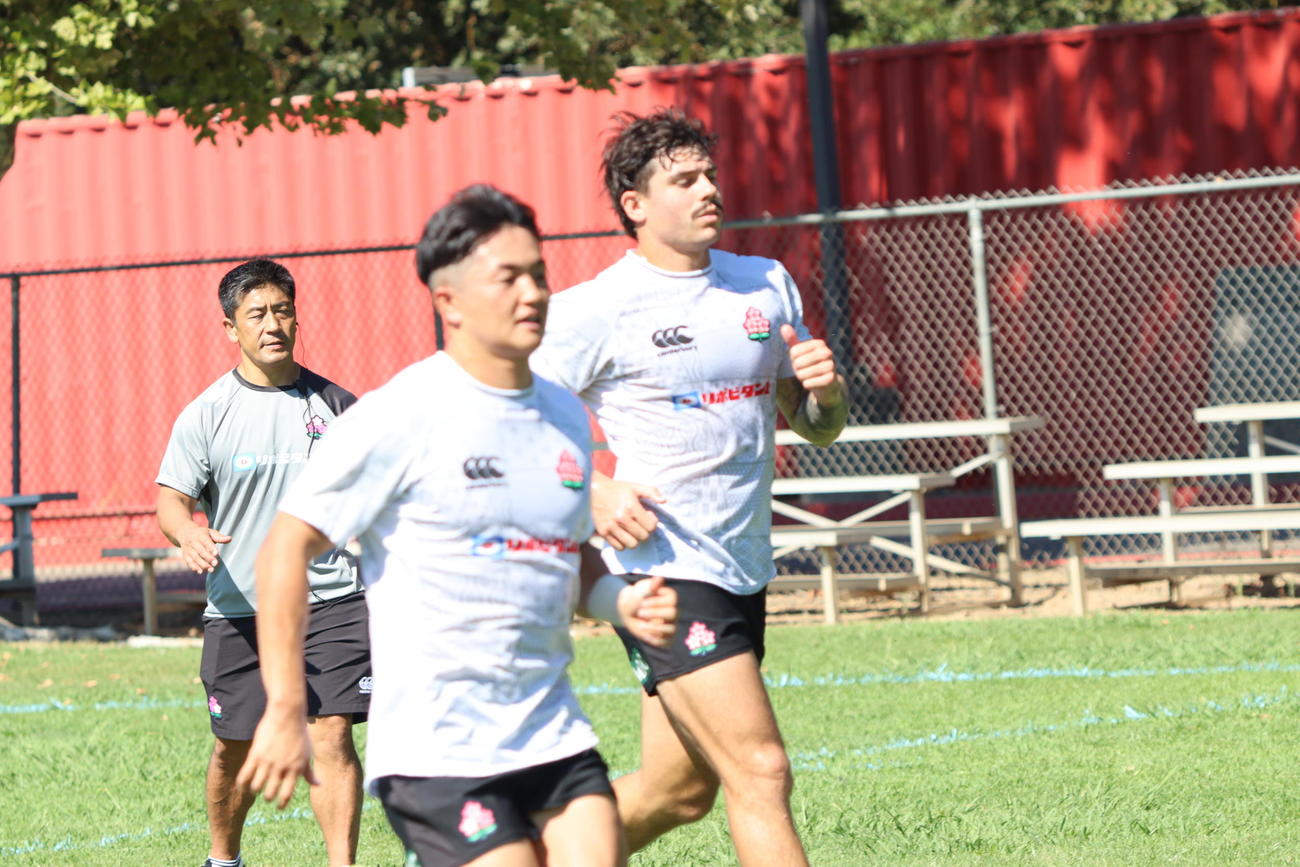 米国移動後の1日、米国戦に向けて調整する日本代表CTBディラン・ライリー（右）ら（C）JRFU