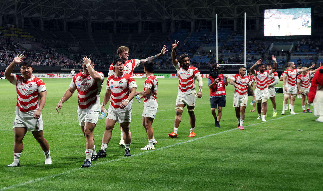 日本対カナダ　試合後、観客の声援に応える日本フィフティーン（2025年8月30日撮影）