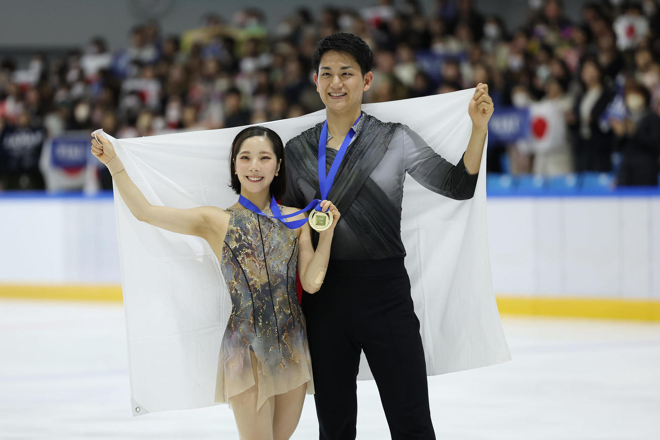 優勝し笑顔を見せる三浦（左）、木原組（撮影・前田充）