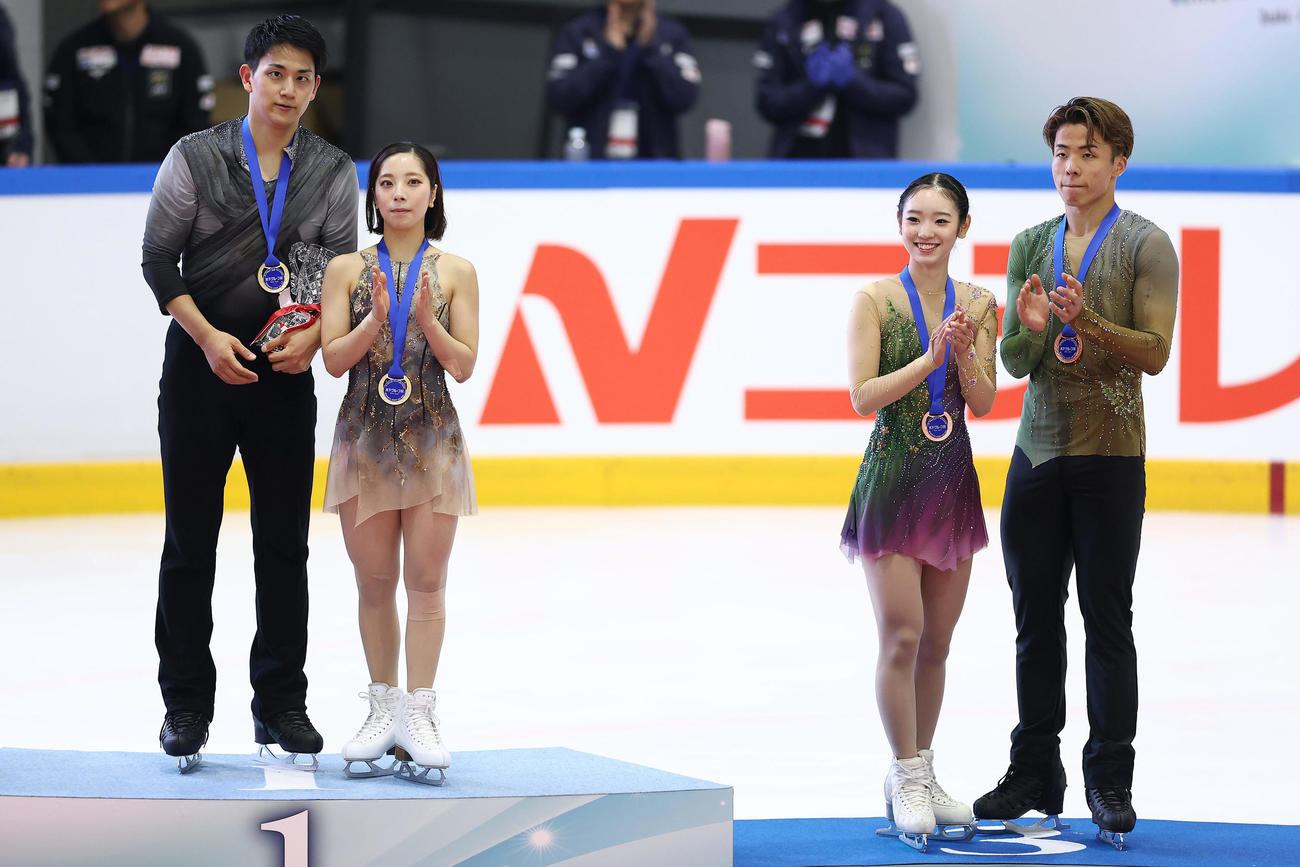 表彰台で笑顔を見せる優勝した三浦、木原組（左）と3位の長岡、森口組（撮影・前田充）