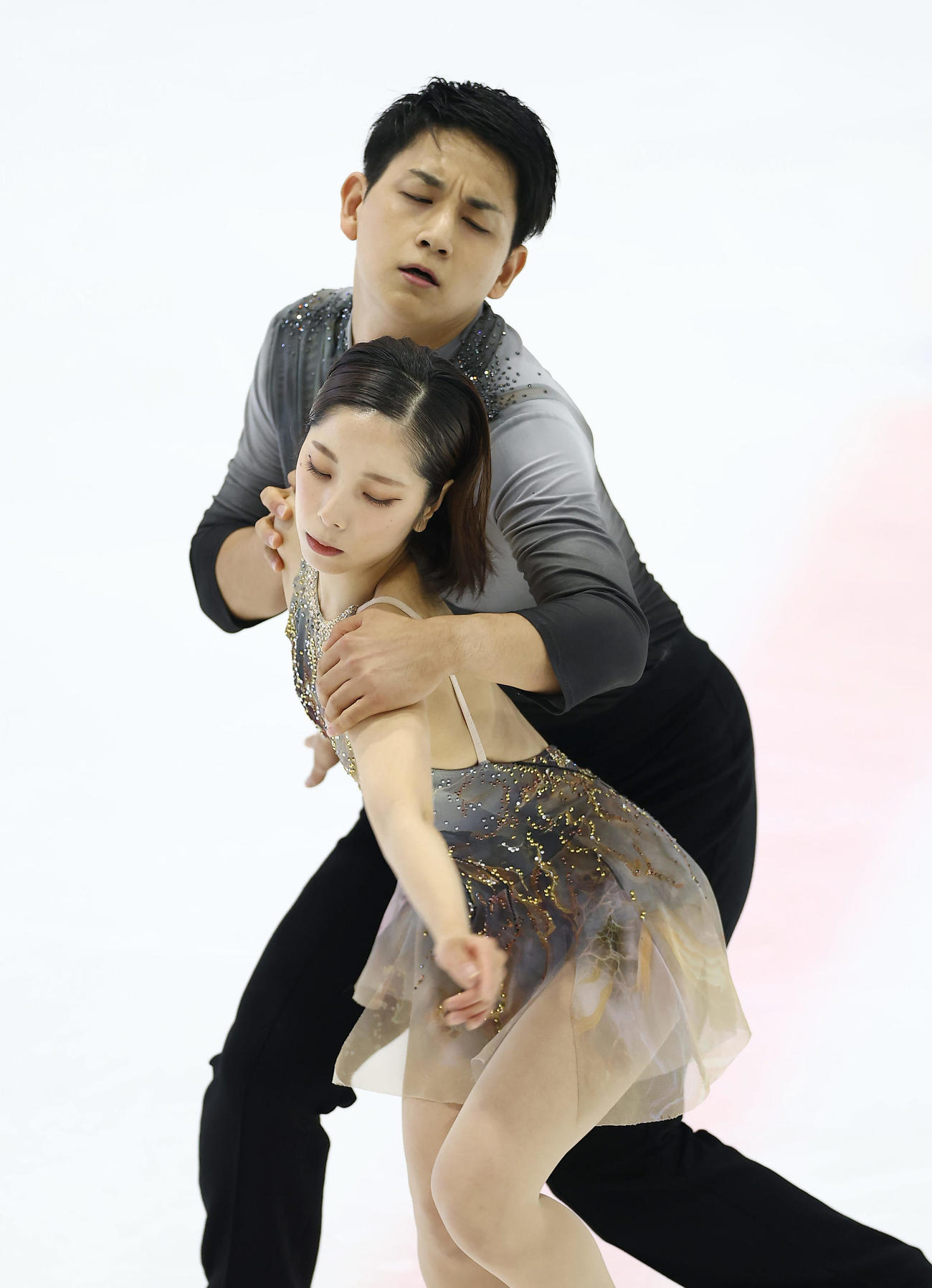 ペアフリーで演技する三浦（手前）、木原組（撮影・前田充）