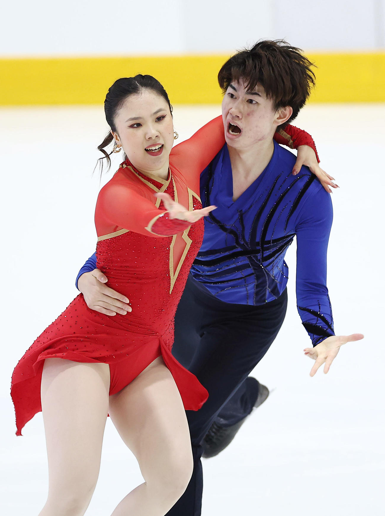 フリーダンスで演技する吉田（左）、森田組（撮影・前田充）