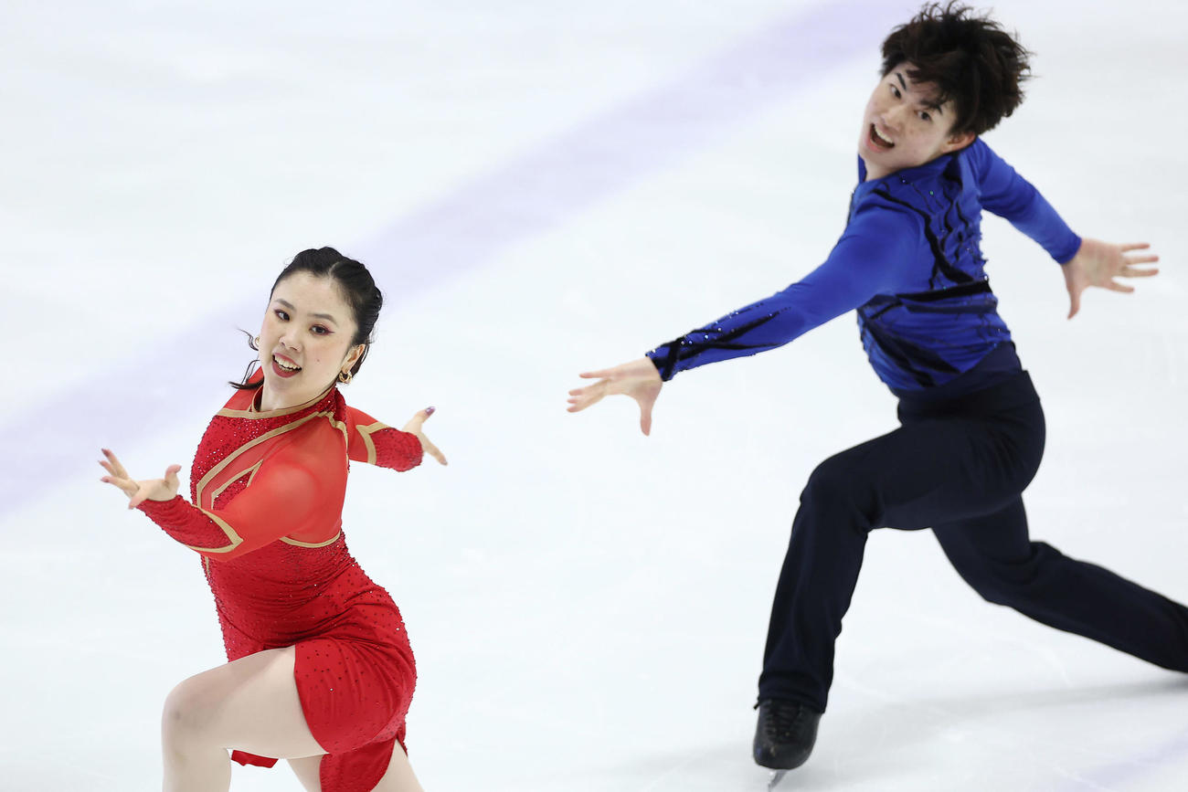 フリーダンスで演技する吉田（右）、森田組（撮影・前田充）