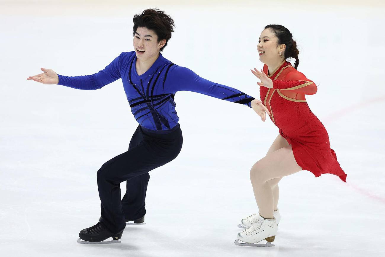 フリーダンスで演技する吉田（右）、森田組（撮影・前田充）