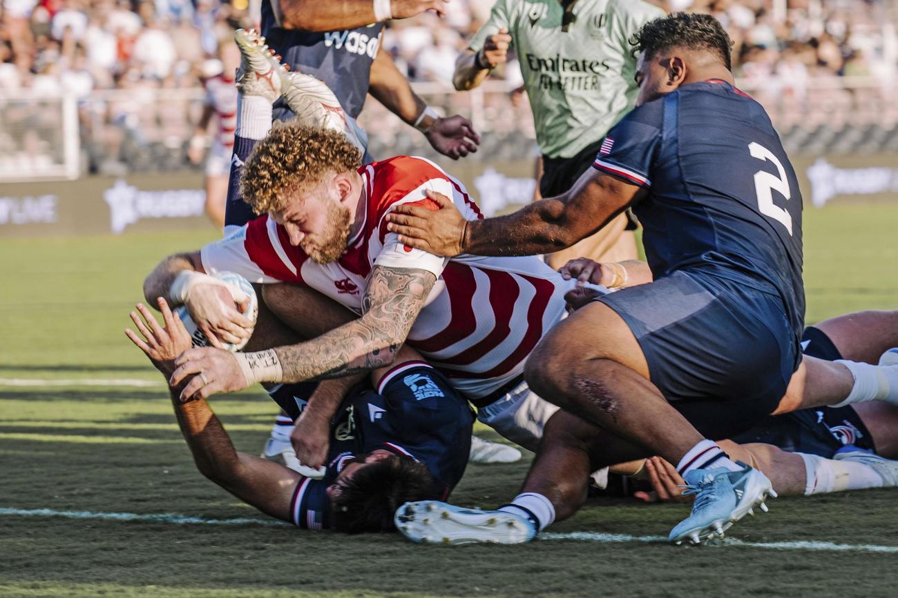 米国戦でトライを決めるディアンズ（中央）ら＝米カリフォルニア州サクラメント（(C) JRFU）