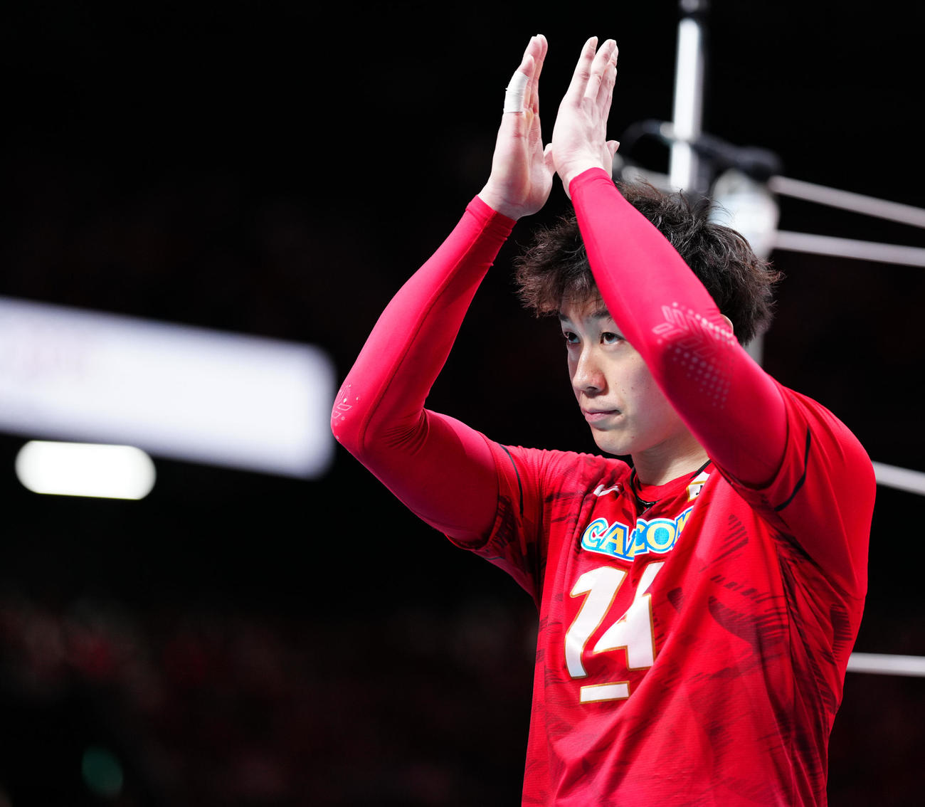 日本対イタリア　インタビュー後、声援に応える石川（撮影・鈴木みどり）