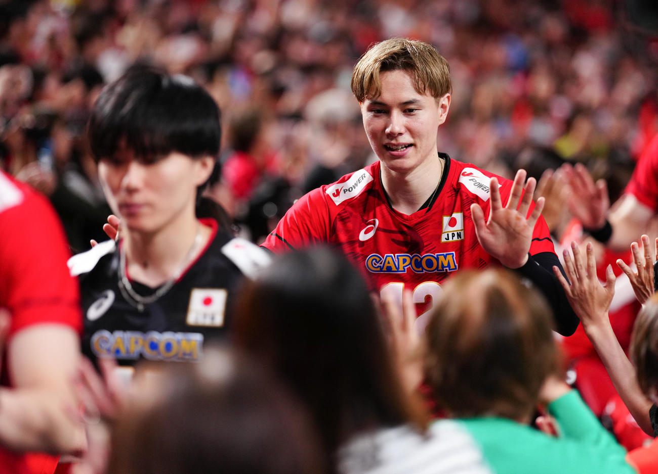 日本対イタリア　試合後、ファンとハイタッチする高橋（右）（撮影・鈴木みどり）