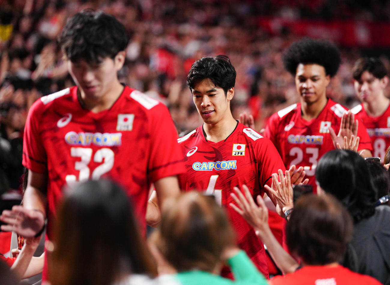 日本対イタリア　試合後、ファンとハイタッチする宮浦（中央）（撮影・鈴木みどり）