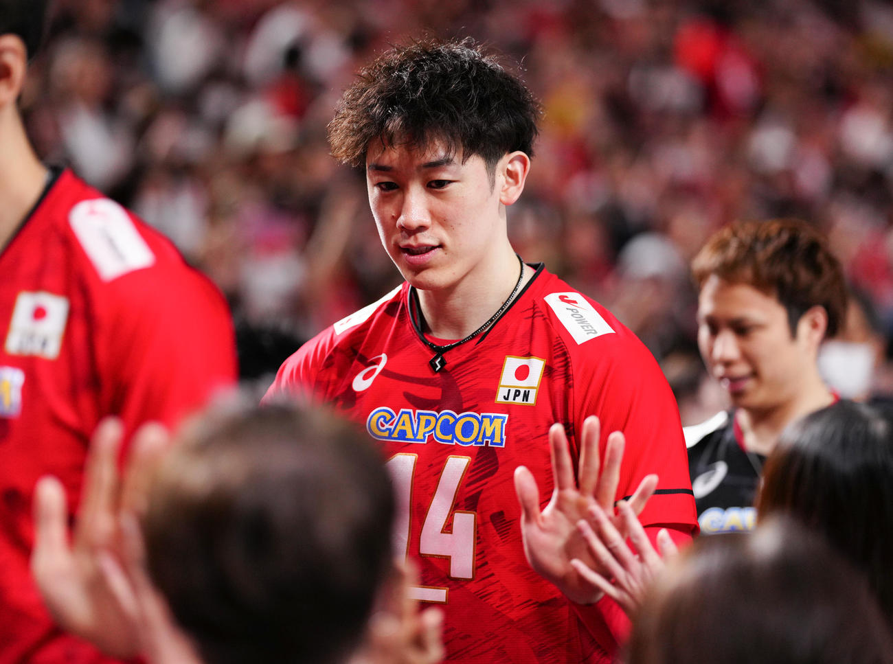 日本対イタリア　試合後、ファンとハイタッチする石川（撮影・鈴木みどり）